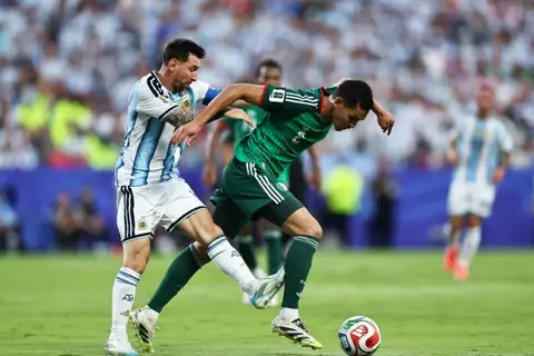 "كان يجب طرده".. اتهامات بمجاملة ميسي بعد لقطة مُثيرة للجدل أمام الجزائر في كأس العالم